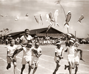 鯉のぼり運動会 （騎馬競争） [原田正, 写真サロン 1956年9月号より]のサムネイル画像