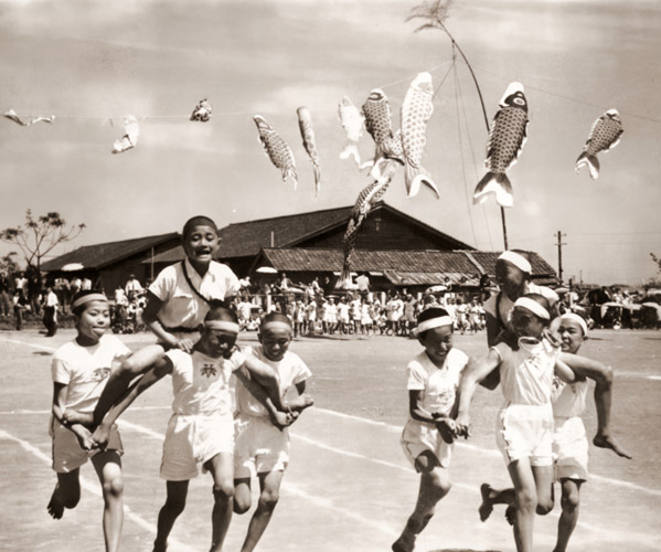 鯉のぼり運動会 （騎馬競争） [原田正, 写真サロン 1956年9月号より] パブリックドメイン画像 