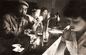 フォト自慢（酒場） [織田浩, 写真サロン 1956年9月号より]のサムネイル画像
