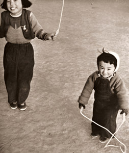 姉弟 [花田富士雄, 写真サロン 1956年9月号より]のサムネイル画像
