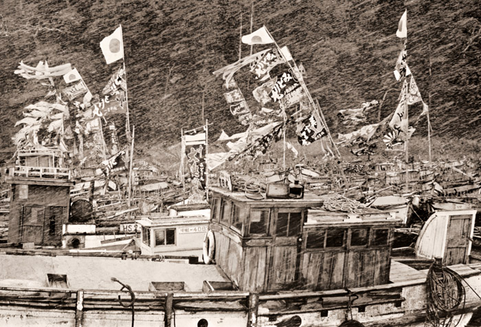 旧正月を祝う漁船 [岡田司郎, 写真サロン 1956年9月号より] パブリックドメイン画像 
