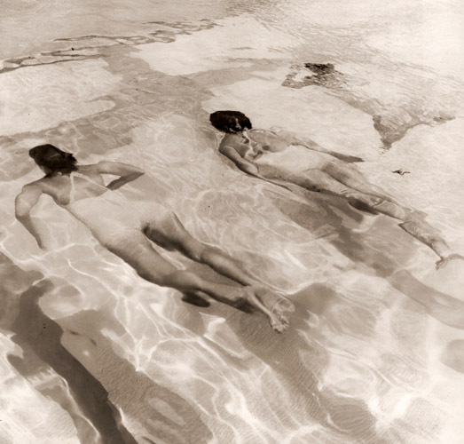 水泳 [フリッツ・ヘンレ, アサヒカメラ 1952年9月号より] パブリックドメイン画像 