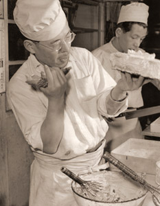 菓子屋 [山田廣次, アサヒカメラ 1952年9月号より]のサムネイル画像