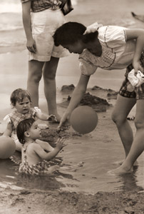 由比ヶ浜スナップ 2 [木村伊兵衛, アサヒカメラ 1952年9月号より]のサムネイル画像