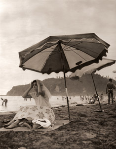 由比ヶ浜スナップ 1 [木村伊兵衛, アサヒカメラ 1952年9月号より]のサムネイル画像
