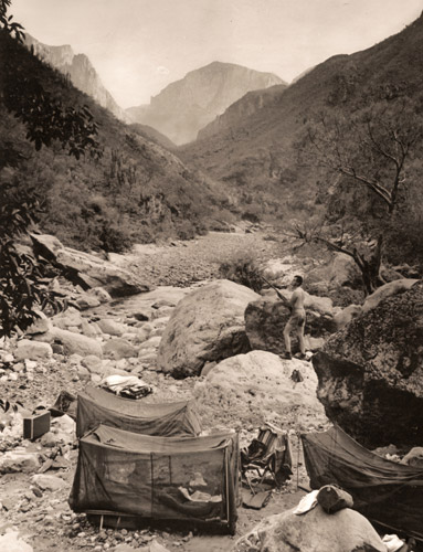秘められた峡谷（乾いた河床に張った探検隊のカヤのテント） [ラルフ・クレーン, アサヒカメラ 1952年9月号より] パブリックドメイン画像 