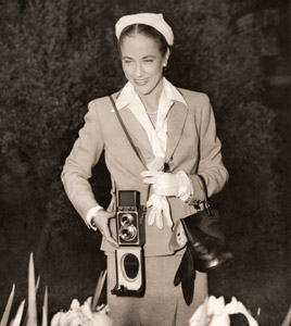スペインの舞姫コルテス嬢が愛用するカメラ「リコーフレックスVI型｝ [アサヒカメラ 1952年9月号より]のサムネイル画像