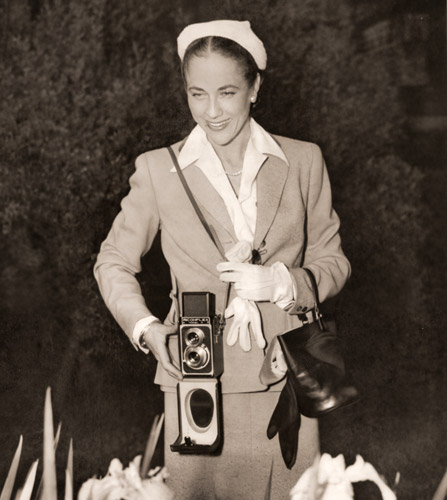 スペインの舞姫コルテス嬢が愛用するカメラ「リコーフレックスVI型｝ [アサヒカメラ 1952年9月号より] パブリックドメイン画像 