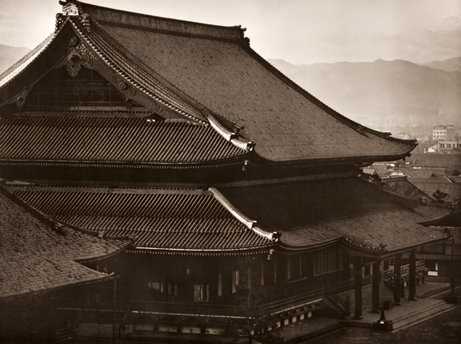 東本願寺 [大束元, アサヒカメラ 1952年9月号より] パブリックドメイン画像 