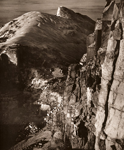 採石場 [安倍武, アサヒカメラ 1952年9月号より] パブリックドメイン画像 