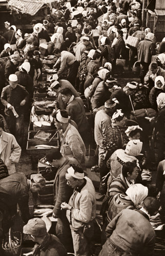 魚市場 [岩田幸助, アサヒカメラ 1952年9月号より] パブリックドメイン画像 