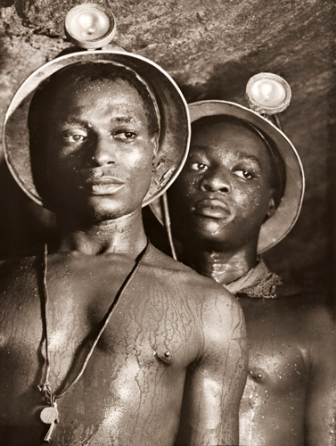 南アフリカの坑夫 [マーガレット・バーク＝ホワイト, アサヒカメラ 1952年9月号より] パブリックドメイン画像 