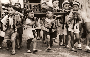 祭の子 [斎藤辰夫, 1952年, アサヒカメラ 1952年11月号より]のサムネイル画像
