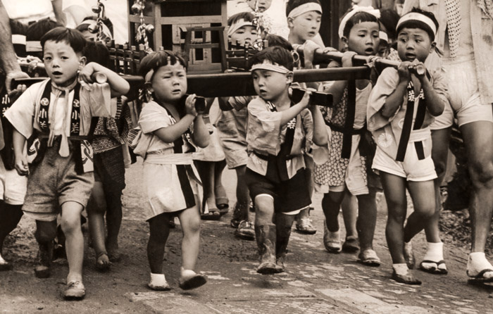祭の子 [斎藤辰夫, 1952年, アサヒカメラ 1952年11月号より] パブリックドメイン画像 