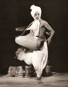 印度舞踊より [赤穂英一, 1952年, アサヒカメラ 1952年11月号より]のサムネイル画像