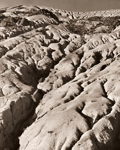 浸蝕された山肌 [安部武, アサヒカメラ 1952年11月号より] パブリックドメイン画像 