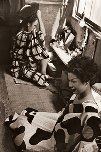 楽屋のストリッパー [小林耕三, アサヒカメラ 1952年11月号より]のサムネイル画像
