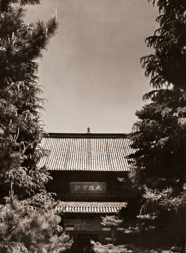 仏殿 [渡辺義雄, アサヒカメラ 1952年11月号より] パブリックドメイン画像 
