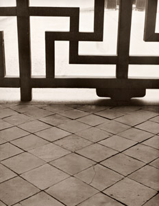 開山堂勾欄 [渡辺義雄, アサヒカメラ 1952年11月号より]のサムネイル画像