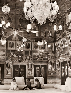 金貸しの家 [マーガレット・バーク＝ホワイト, アサヒカメラ 1952年11月号より]のサムネイル画像