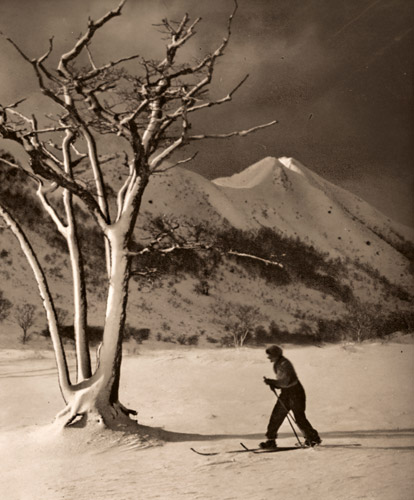 新坂峠の近く [石井幸之助, アサヒカメラ 1940年2月号より] パブリックドメイン画像 