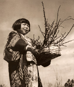 村の少女 [島本錦功, アサヒカメラ 1940年2月号より]のサムネイル画像