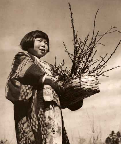 村の少女 [島本錦功, アサヒカメラ 1940年2月号より] パブリックドメイン画像 