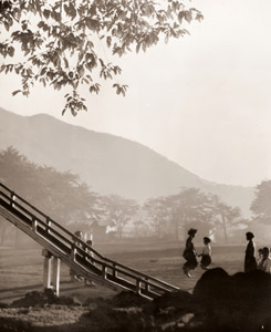 校庭の朝 [秋本武春, アサヒカメラ 1940年2月号より]のサムネイル画像