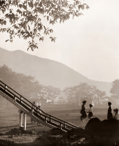 校庭の朝 [秋本武春, アサヒカメラ 1940年2月号より] パブリックドメイン画像 