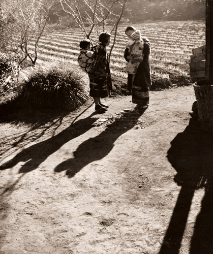 農村の朝 [鯉淵貞徳, アサヒカメラ 1940年2月号より] パブリックドメイン画像 