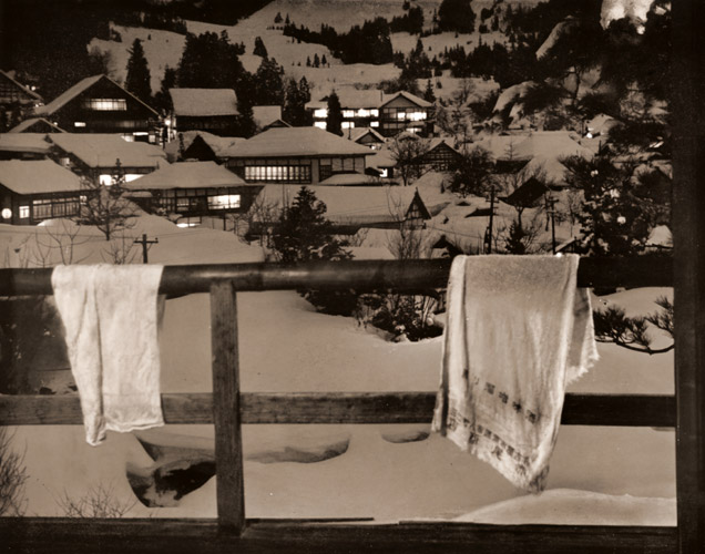 夜の温泉宿 [浅田七五三, アサヒカメラ 1940年2月号より] パブリックドメイン画像 
