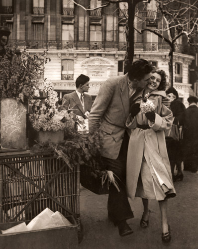 日曜の朝の恋人 [ロベール・ドアノー, アサヒカメラ 1953年2月号より] パブリックドメイン画像 