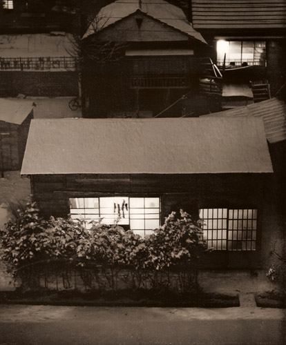 雪の夜 [矢島敏雄, アサヒカメラ 1953年2月号より] パブリックドメイン画像 