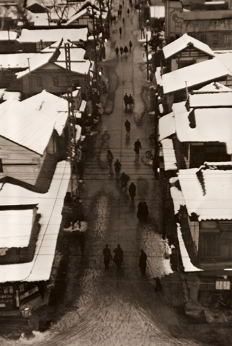 凍る路 [吉岡専造, アサヒカメラ 1953年2月号より] パブリックドメイン画像 