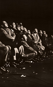 夜の観衆（白井・マリノ戦） [大束元, アサヒカメラ 1953年2月号より]のサムネイル画像