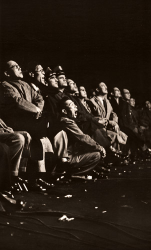 夜の観衆（白井・マリノ戦） [大束元, アサヒカメラ 1953年2月号より] パブリックドメイン画像 