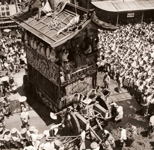 祇園祭り [増田実, アサヒカメラ 1953年7月号より] パブリックドメイン画像 