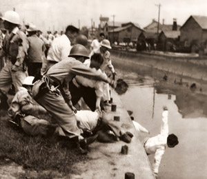 運河へ転落するデモ隊 [野尻敏将, 1952年, アサヒカメラ 1953年7月号より]のサムネイル画像