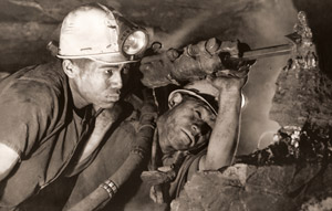 坑底 [松田繁, 1952年, アサヒカメラ 1953年7月号より]のサムネイル画像