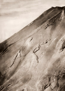 山道の見える富士 [大束元, 1952年, アサヒカメラ 1953年7月号より]のサムネイル画像
