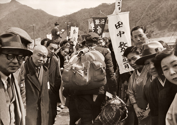 Welcome Home [Senzo Yoshioka,  from Asahi Camera July 1953]