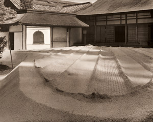 銀閣寺銀沙灘 [渡辺義雄, アサヒカメラ 1953年7月号より]のサムネイル画像