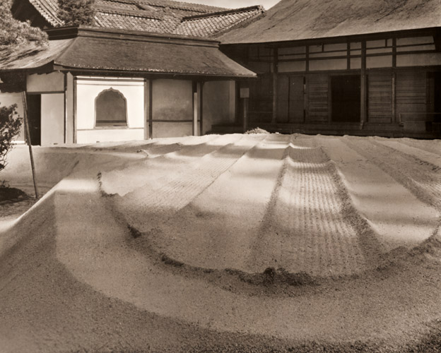 銀閣寺銀沙灘 [渡辺義雄, アサヒカメラ 1953年7月号より] パブリックドメイン画像 