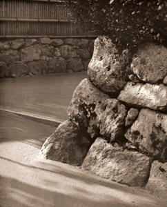 銀閣寺の石垣 [渡辺義雄, アサヒカメラ 1953年7月号より]のサムネイル画像