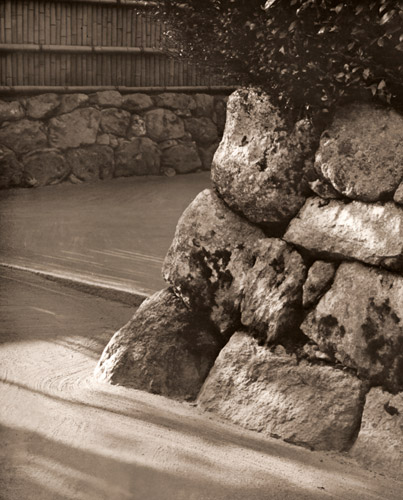 銀閣寺の石垣 [渡辺義雄, アサヒカメラ 1953年7月号より] パブリックドメイン画像 