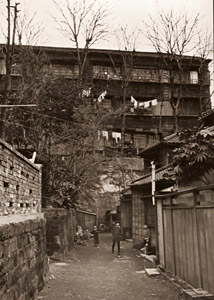 東京のまち（西片町附近） #1 [木村伊兵衛, アサヒカメラ 1953年7月号より]のサムネイル画像