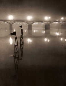 夜霧のセーヌ河 [ブラッシャイ, アサヒカメラ 1953年7月号より]のサムネイル画像