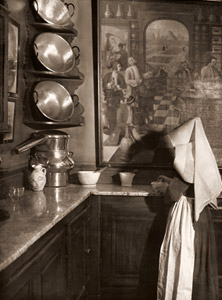 ポーヌ施療院の薬局 [ブラッシャイ, アサヒカメラ 1953年7月号より]のサムネイル画像