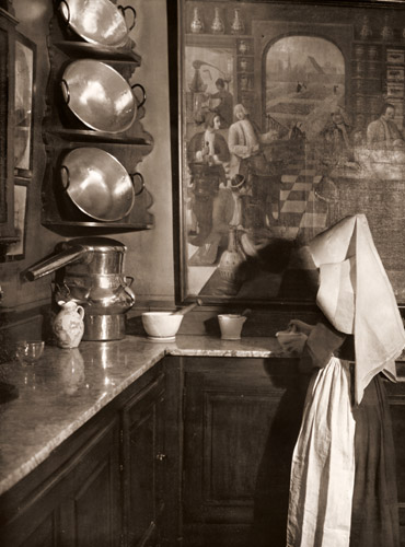 ポーヌ施療院の薬局 [ブラッシャイ, アサヒカメラ 1953年7月号より] パブリックドメイン画像 