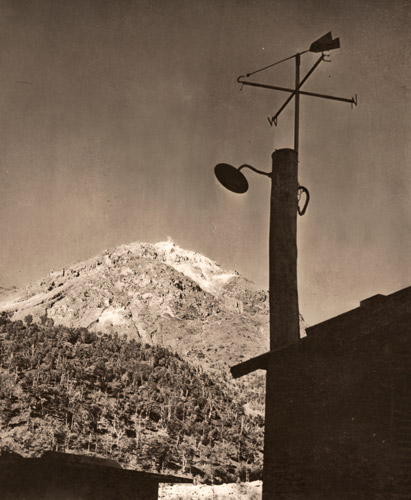 焼岳の朝 [稗田稔, アサヒカメラ 1939年12月号より] パブリックドメイン画像 